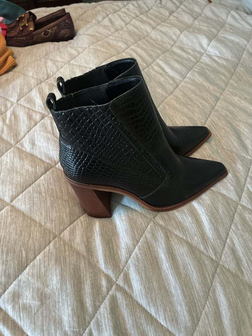 Vince Camuto Wendera Black Croc-Embossed Pointed Toe Ankle Booties Sz 7.5M A642